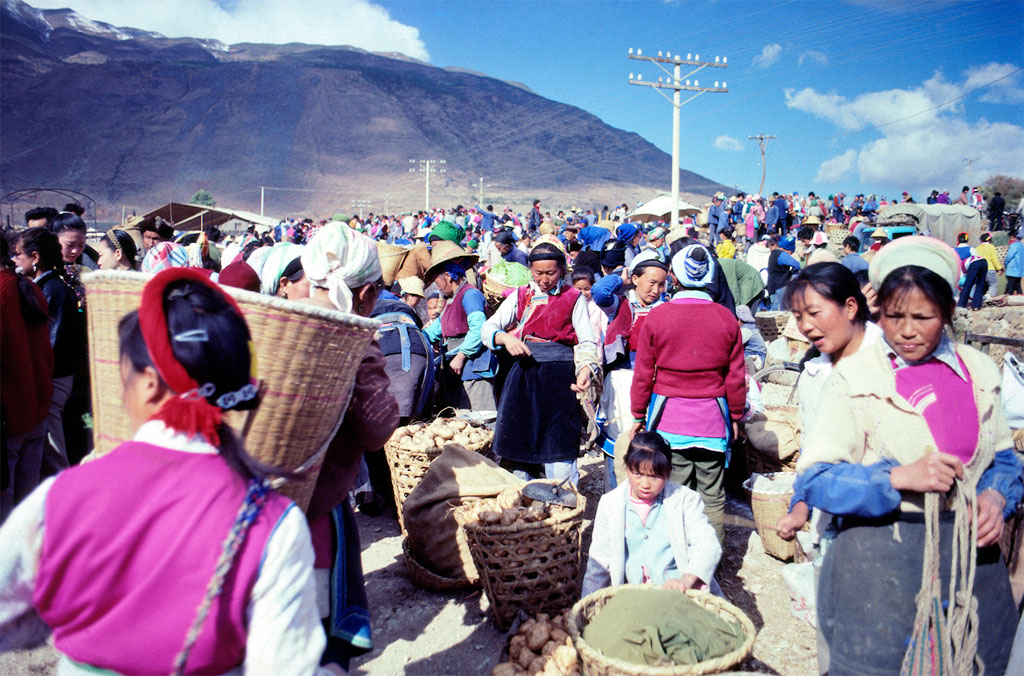 Livlig aktivitet på et marked udenfor Dali i Yunnan provinsen