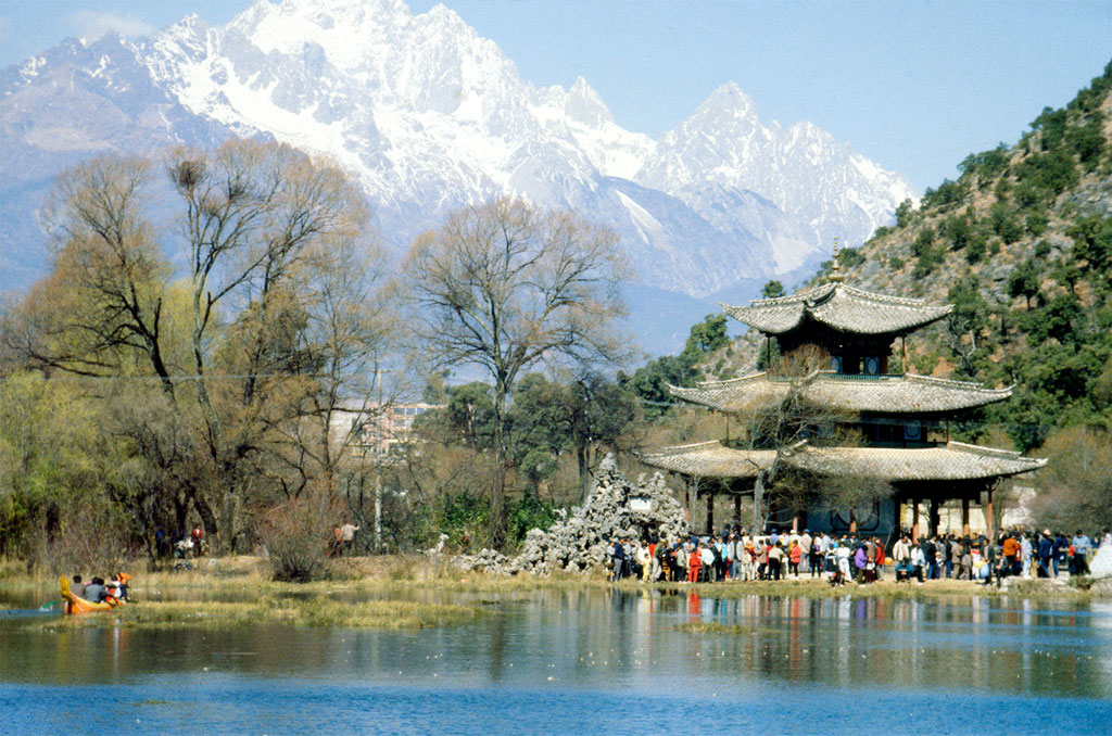 Sunday atmosphere in a park in Lijiang, Yunnan Province