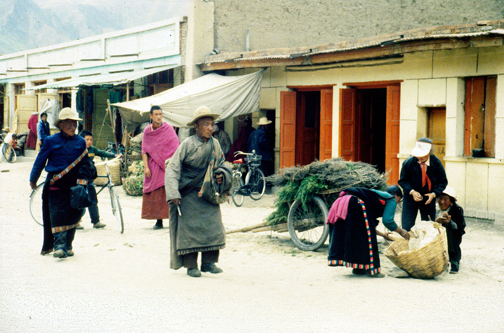Tibetanske pilgrimme ved Labrang templet i Xiahe i Gansu provinsen