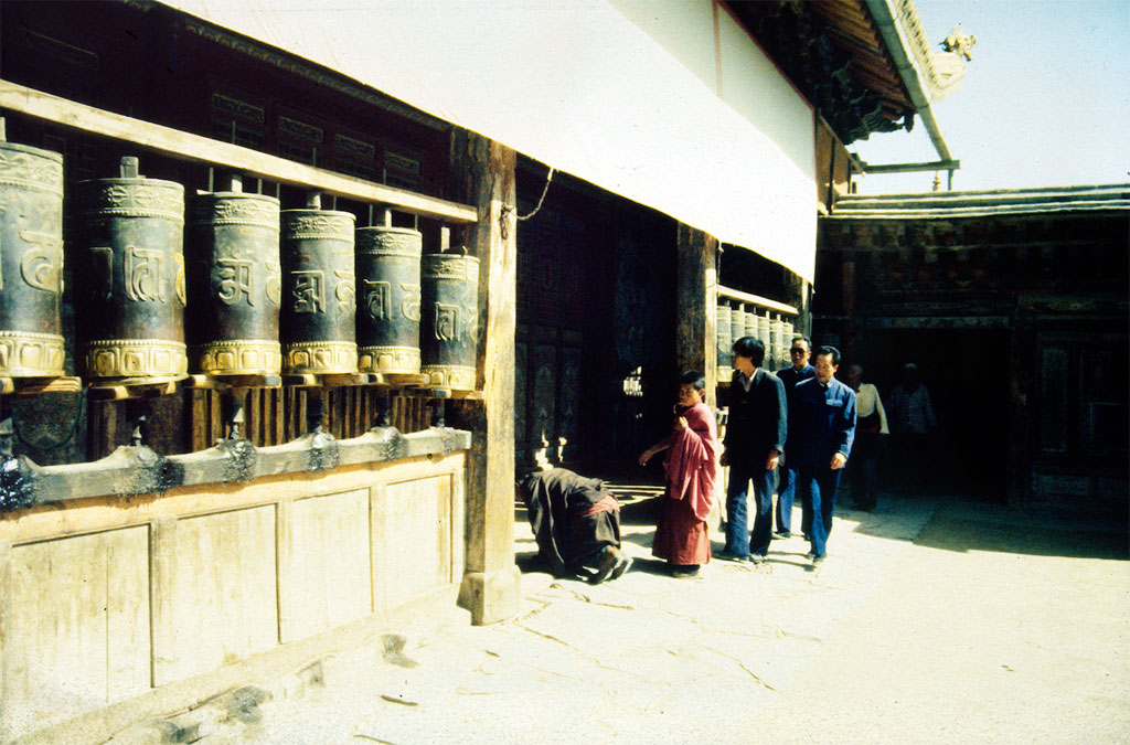 En mur af bedemøller ved Labrang templet i Xiahe i Gansu provinsen