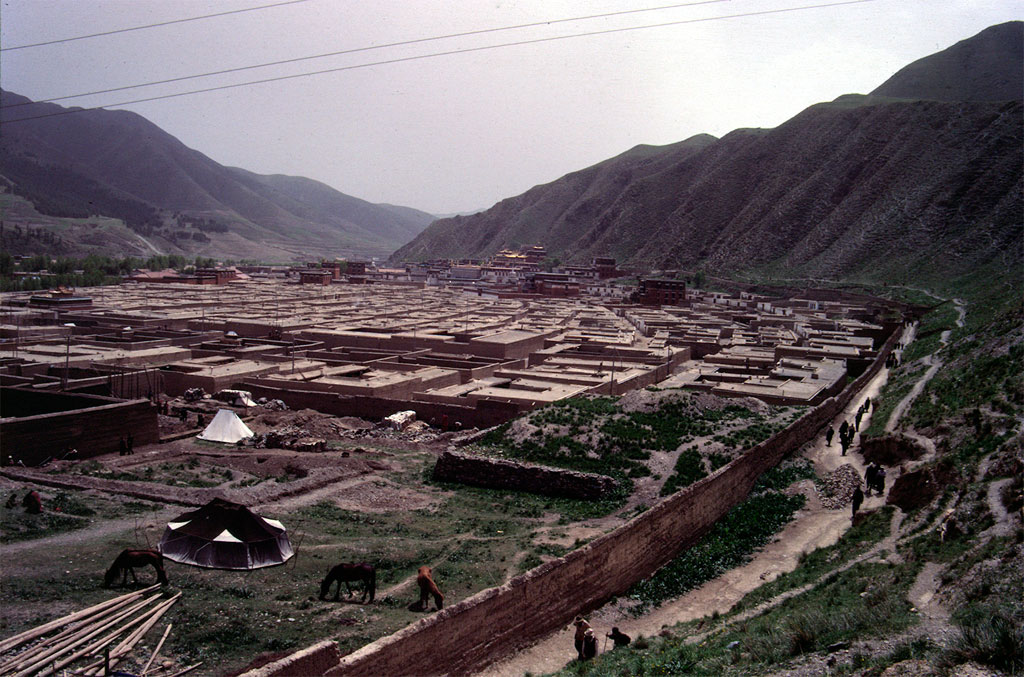 Smukt udsyn over Xiahe i Gansu provinsen