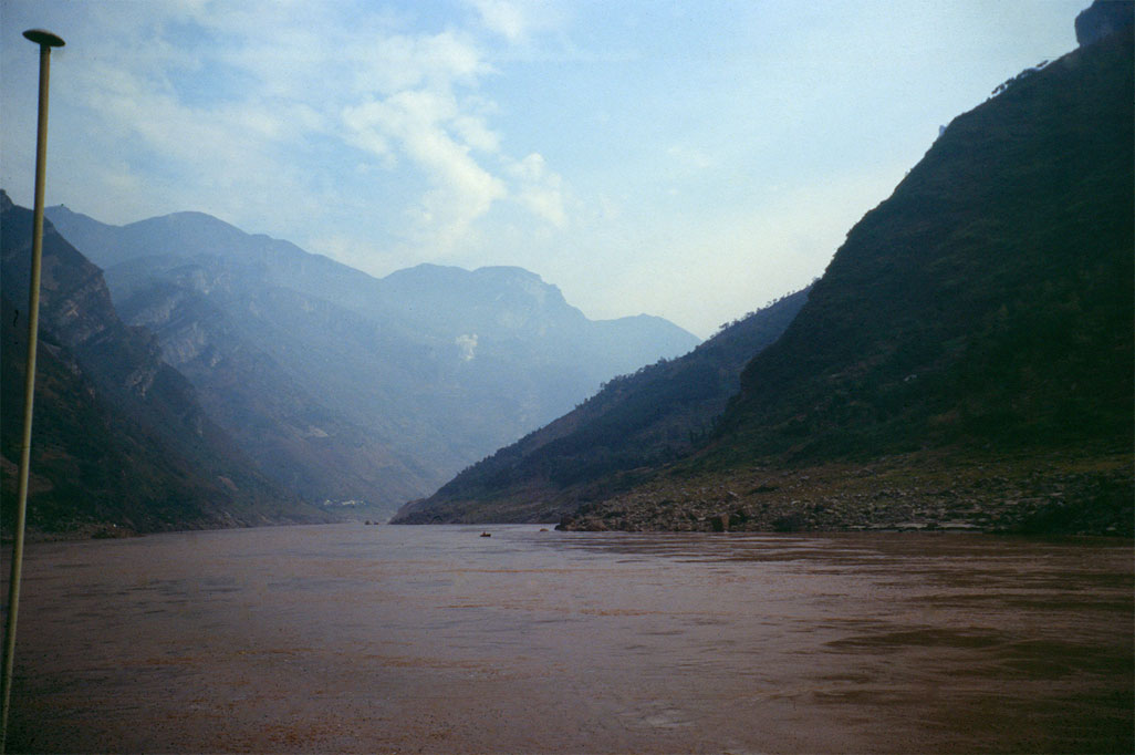 Sejltur på Yangtze floden ved det storslåede område ved De Tre Kløfter