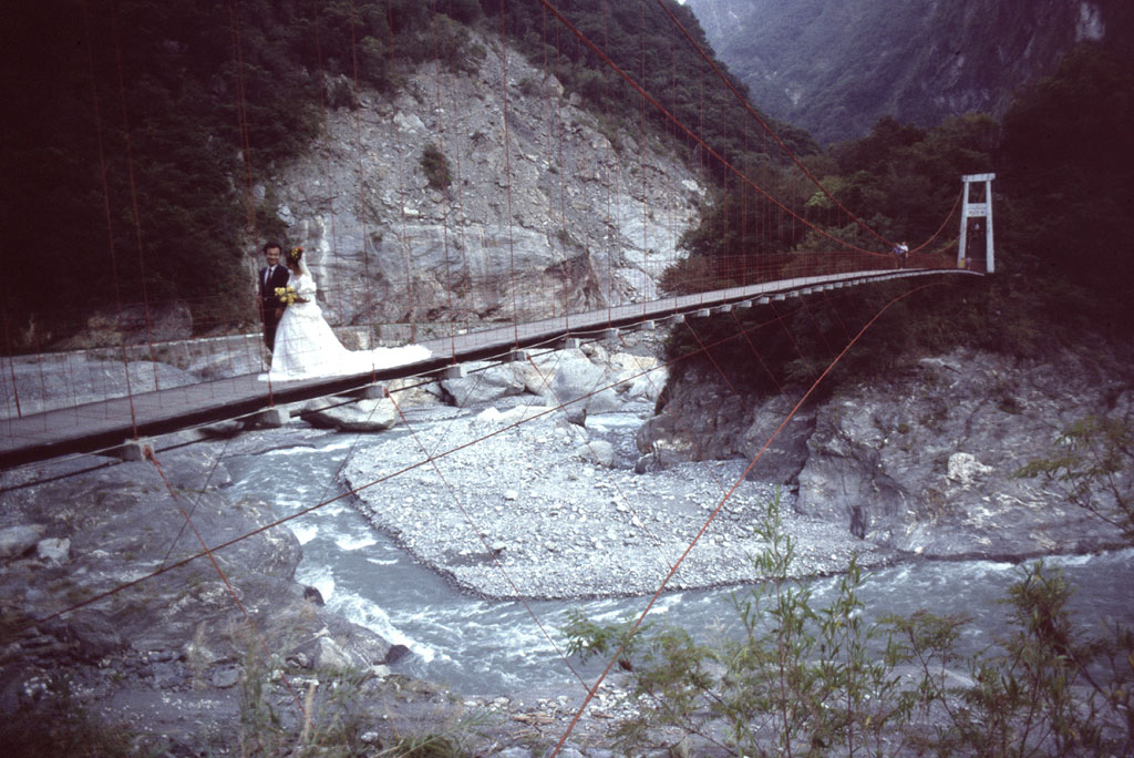A bridal couple crossing the Taroko Gorge