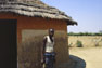 En mand foran en hytte nær Masvingo