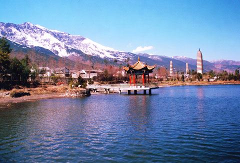 Tre stupaer ved en sø nær Dali