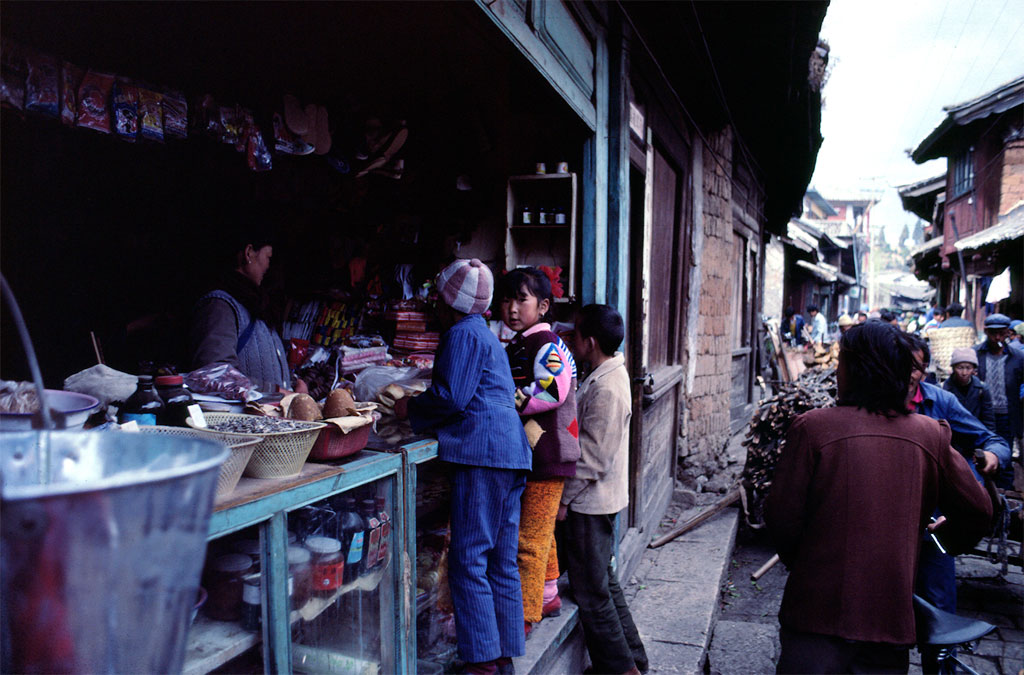 To børn ved en købmandsbutik i Lijiang i Yunnan provinsen