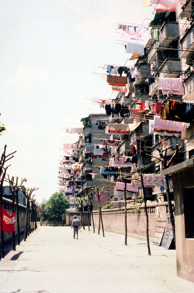 Shanhai - farvestrålende vasketøj hænger til tørre i en boligblok