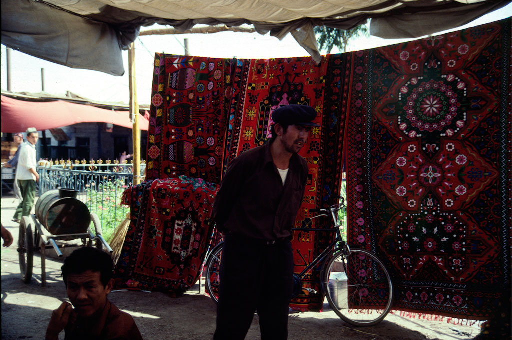 Tæpper til salg i en basar i Urumqi i Xinjiang provinsen