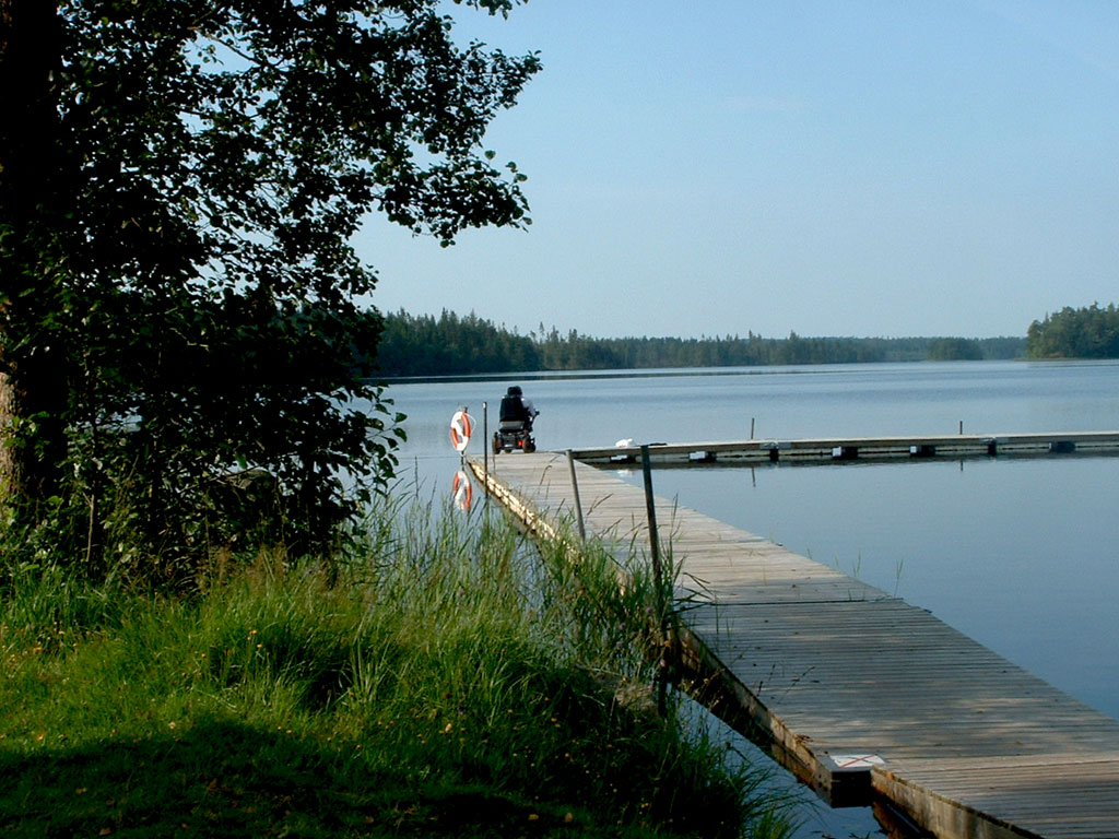 Jeg holder på en badebro ved en smuk svensk sø, nær Varberg