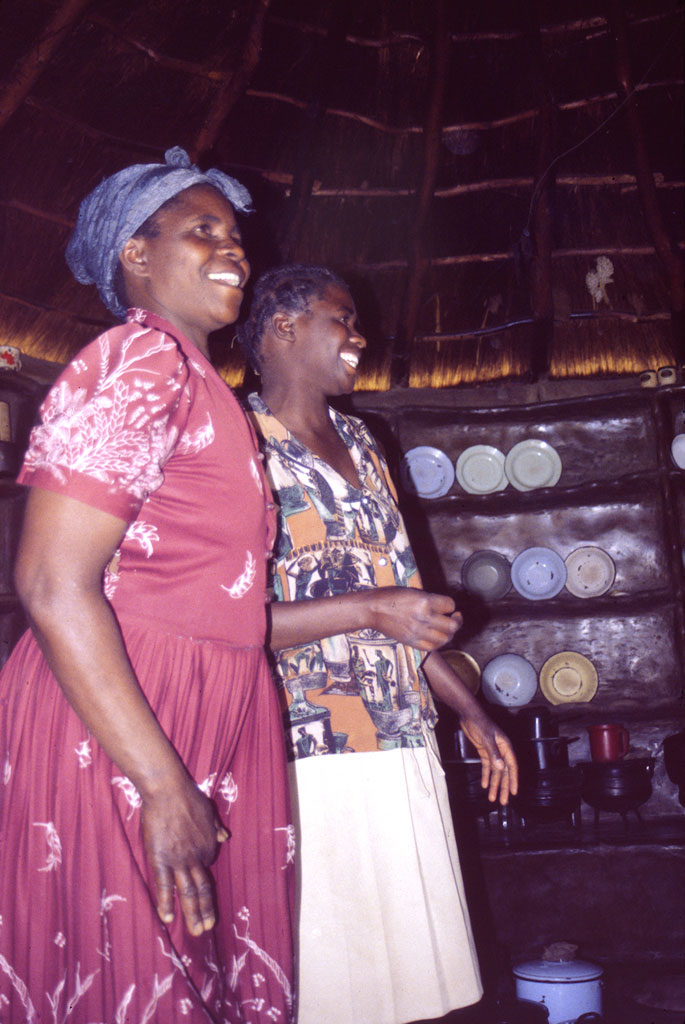 To kvinder i hytten i en lille landsby