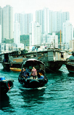 Hong Kongs skyline set fra havnen