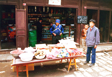 Et par unger ved en gadebod i Lijiang