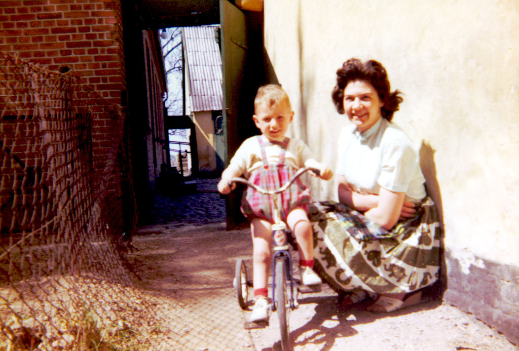 Her er jeg på den trehjulede cykel med min mor ved siden af