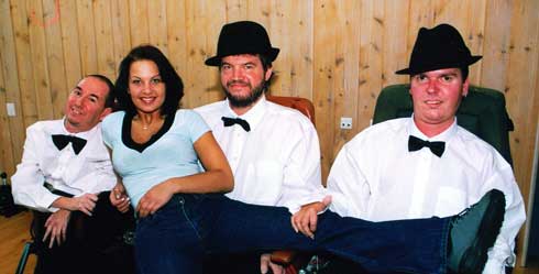 Kira Eggers lounge herself over the three gentlemen from Slappendales